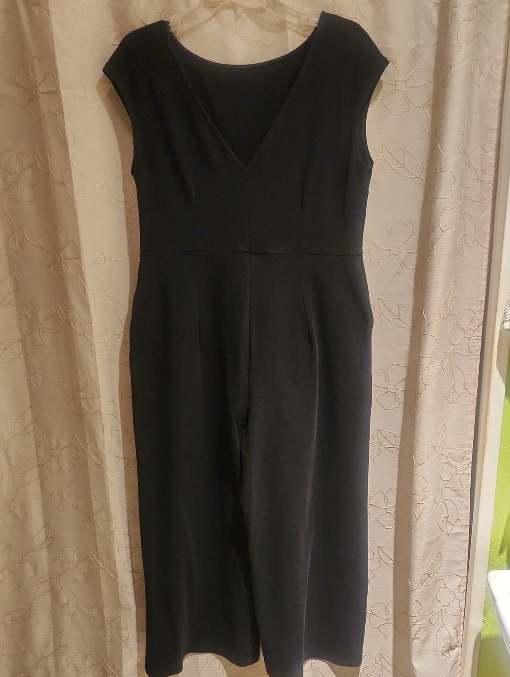 Old Navy Black V-Neck Cap Sleeve Jumpsuit W/Pockets